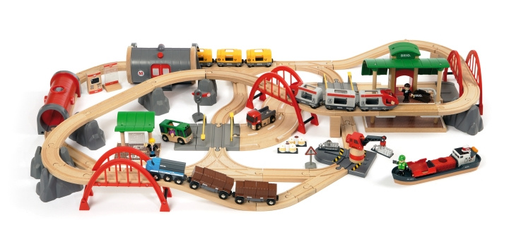 BRIO World 33052 - Rail & Road -deluxe ratasetti, iso laatikko ryhmässä LELUT, TUOTTEET LAPSILLE JA VAUVOILLE / Leikkikalut, Askartelu &Pelit / Rakennuslelut / Brio junaradat @ TP E-commerce Nordic AB (C40388)