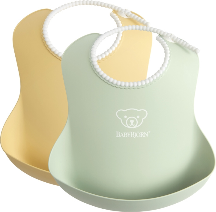 BabyBjörn Baby Bib -ruokalappu, 2 kpl, Powder Yellow / Powder Green ryhmässä LELUT, TUOTTEET LAPSILLE JA VAUVOILLE / Syö ja juo / Ruokalaput @ TP E-commerce Nordic AB (C45207)