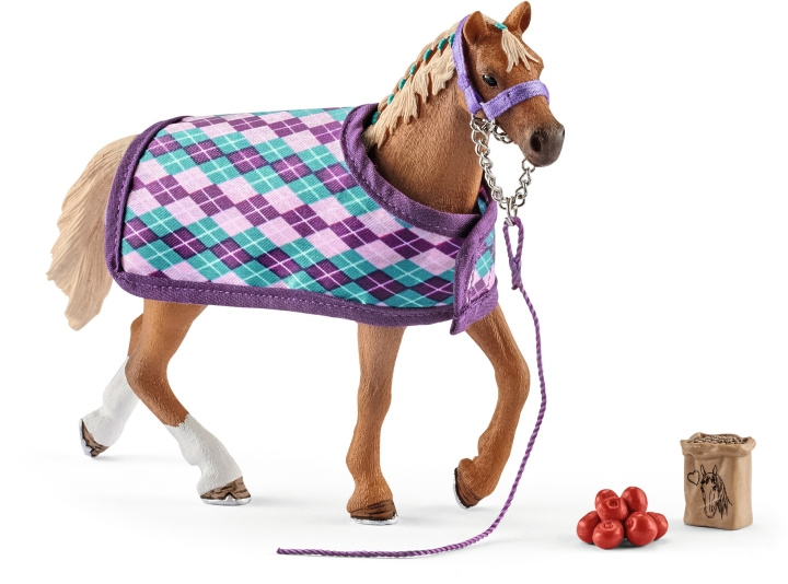 Schleich Horse Club 42360 - Englannintäysiverinen ja loimi ryhmässä LELUT, TUOTTEET LAPSILLE JA VAUVOILLE / Leikkikalut, Askartelu &Pelit / Figuurit, miniatyyrit ja tarvikkeet @ TP E-commerce Nordic AB (C47789)
