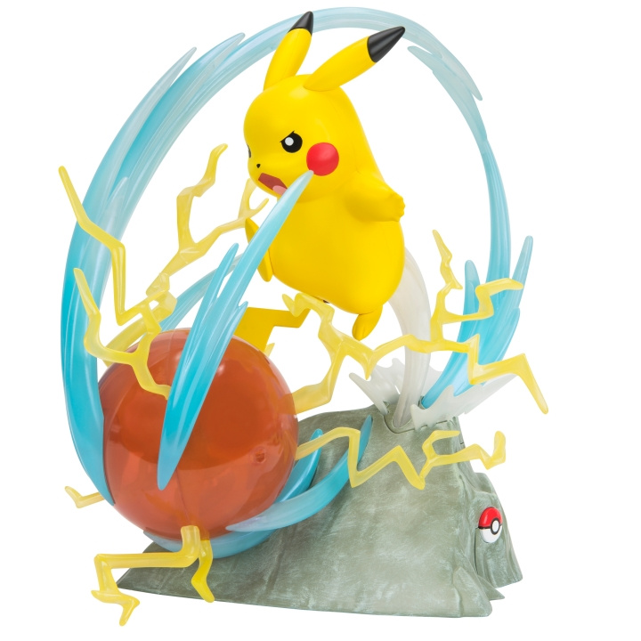Pokémon Deluxe Collector Pikachu-patsas 33 cm (Pkw2370) ryhmässä LELUT, TUOTTEET LAPSILLE JA VAUVOILLE / Leikkikalut, Askartelu &Pelit / Figuurit, miniatyyrit ja tarvikkeet @ TP E-commerce Nordic AB (C85356)