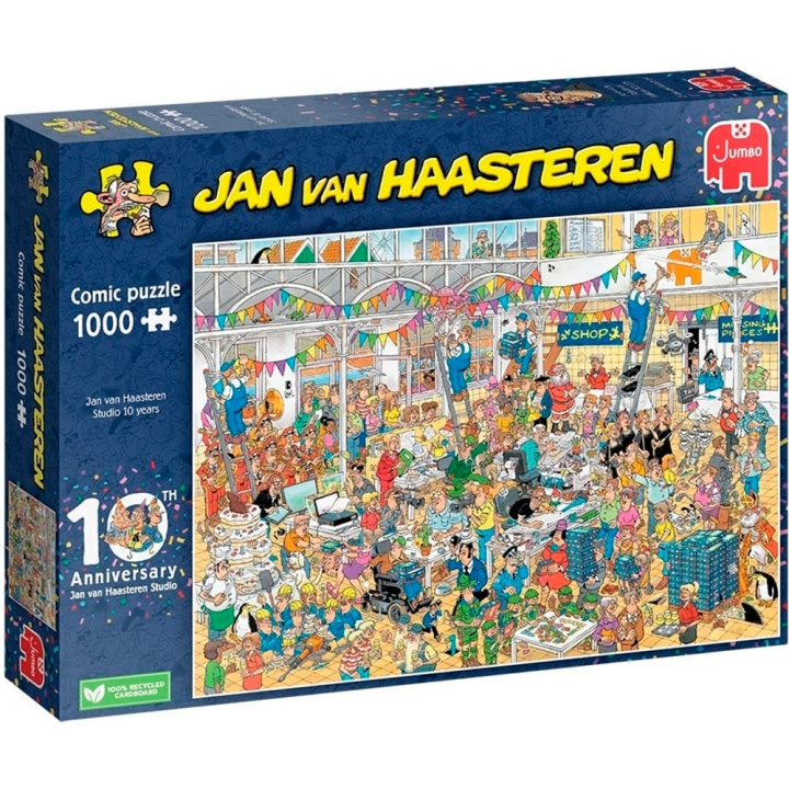 Jan van Haasteren JVH Studio (1000 kpl) (JUM00028) ryhmässä URHEILU, VAPAA-AIKA JA HARRASTUS / Harrastus / Palapeli @ TP E-commerce Nordic AB (C89999)