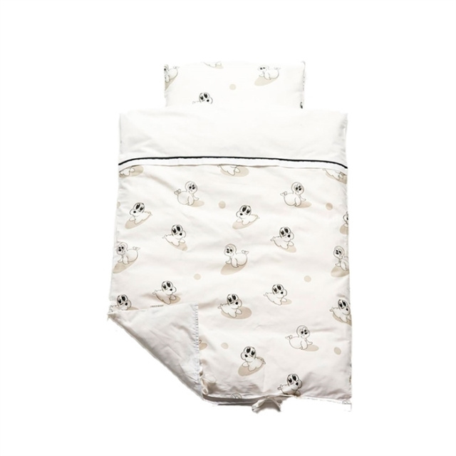 Babytrold Vauvan vuodevaatteet - 70x100 - Hylje (17-61D) ryhmässä LELUT, TUOTTEET LAPSILLE JA VAUVOILLE / Lasten tekstiilit / Sänkyvaatteet / Vuodevaatteet pinnasänkyyn @ TP E-commerce Nordic AB (D04922)
