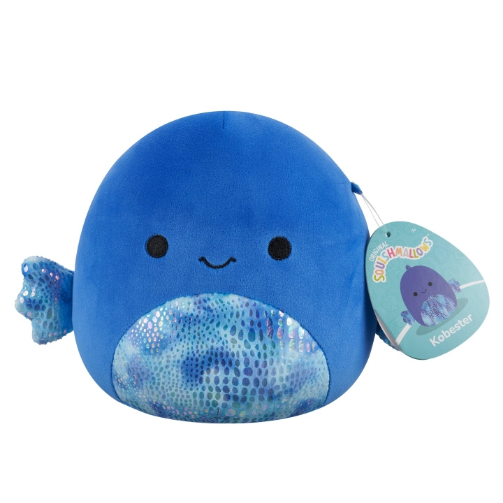 Squishmallows 19 cm pehmolelu P22 - Kobester the Betta kala ryhmässä LELUT, TUOTTEET LAPSILLE JA VAUVOILLE / Lelut vauvoille (0-3v) / Pehmolelut @ TP E-commerce Nordic AB (D15359)