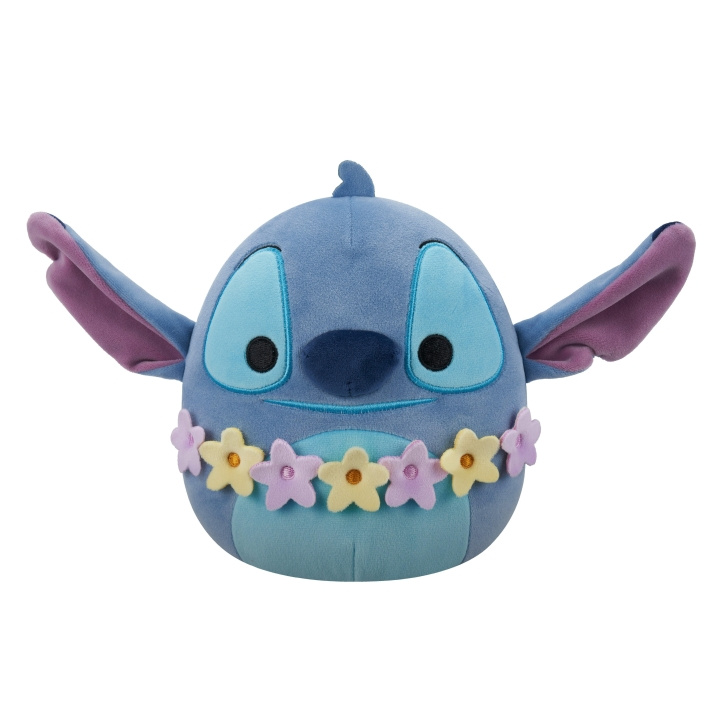 Squishmallows 20 cm pehmolelu Disney Stitch - Stitch yllään lei ryhmässä LELUT, TUOTTEET LAPSILLE JA VAUVOILLE / Lelut vauvoille (0-3v) / Pehmolelut @ TP E-commerce Nordic AB (D15529)