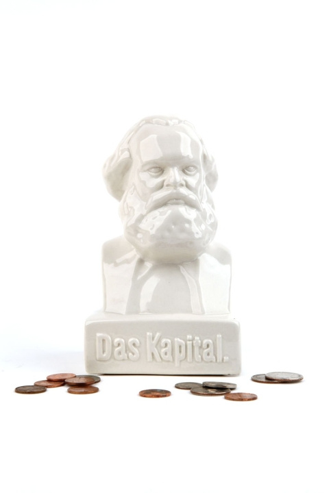 Kikkerland Das Kapital kolikkopankki (PB20) ryhmässä URHEILU, VAPAA-AIKA JA HARRASTUS / Hauskat tavarat / Hauskat tavarat @ TP E-commerce Nordic AB (D17125)