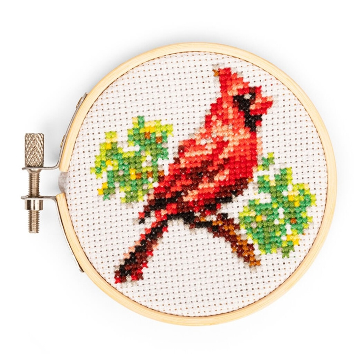 Kikkerland Kardinaali MiniCross Stitch kirjonta - (GG276) ryhmässä URHEILU, VAPAA-AIKA JA HARRASTUS / Hauskat tavarat / Hauskat tavarat @ TP E-commerce Nordic AB (D17598)