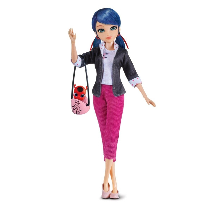 Miraculous Core Fashion Doll - Marinette ryhmässä LELUT, TUOTTEET LAPSILLE JA VAUVOILLE / Leikkikalut, Askartelu &Pelit / Nuket & Tarvikkeet @ TP E-commerce Nordic AB (D18787)