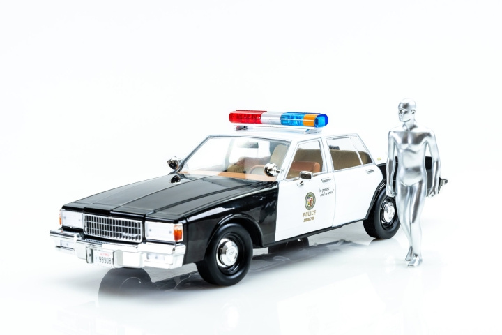 Greenlight Collectibles - 1/18 Artisan Collection - Terminator 2 (1991) - 1987 Cheverolet Caprice Androidin kanssa ryhmässä URHEILU, VAPAA-AIKA JA HARRASTUS / Harrastus / Muovimallit / Autot @ TP E-commerce Nordic AB (D18863)