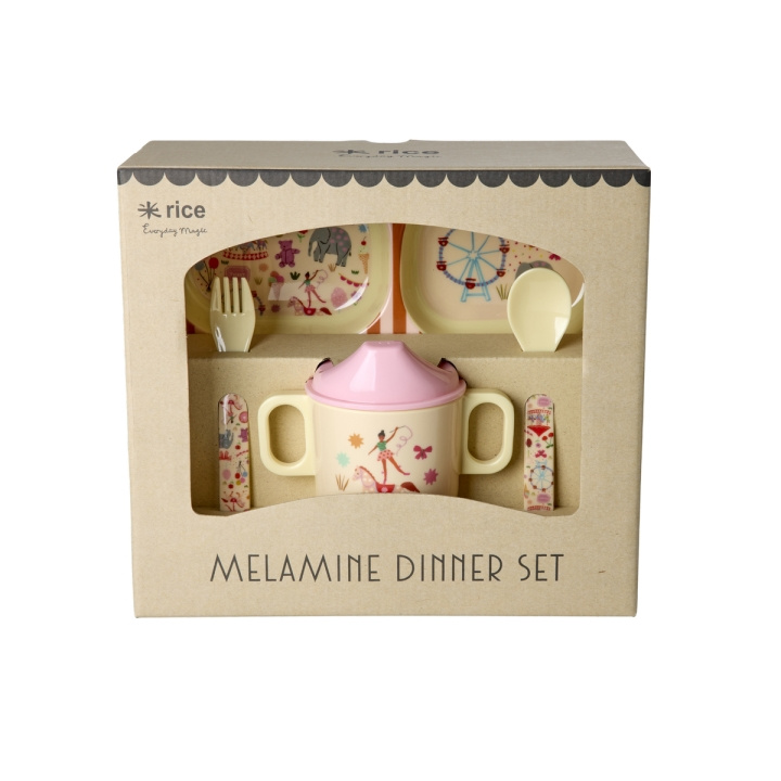 RICE Melamiininen vauvan ruokailusetti - Fun Fair Print - vaaleanpunainen ryhmässä LELUT, TUOTTEET LAPSILLE JA VAUVOILLE / Syö ja juo / Lasten astiat @ TP E-commerce Nordic AB (D19433)