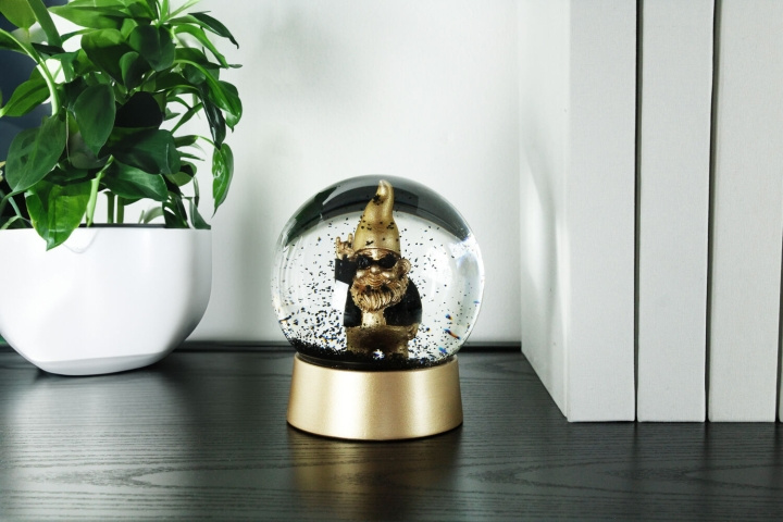 Winkee Snow Globe Kääpiö Keinu - Kultainen ryhmässä URHEILU, VAPAA-AIKA JA HARRASTUS / Hauskat tavarat / Hauskat tavarat @ TP E-commerce Nordic AB (D21444)