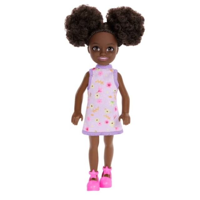 Barbie Chelsea Doll, pieni nukke - violetti kukkamekko ja ruskeat silmät (HXM96) ryhmässä LELUT, TUOTTEET LAPSILLE JA VAUVOILLE / Leikkikalut, Askartelu &Pelit / Nuket & Tarvikkeet @ TP E-commerce Nordic AB (D21950)