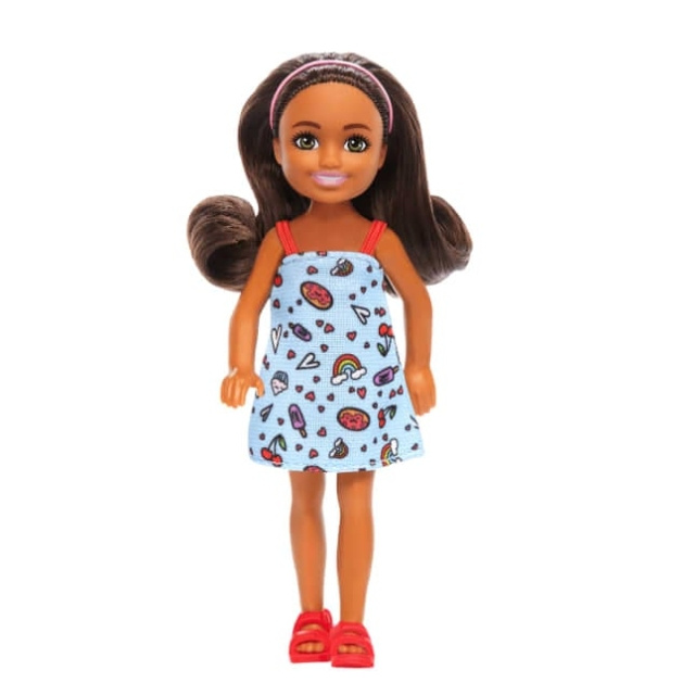 Barbie Chelsea Doll, pieni nukke - sininen mekko, ruskeat hiukset ja vihreät silmät (HXM97) ryhmässä LELUT, TUOTTEET LAPSILLE JA VAUVOILLE / Leikkikalut, Askartelu &Pelit / Nuket & Tarvikkeet @ TP E-commerce Nordic AB (D21951)