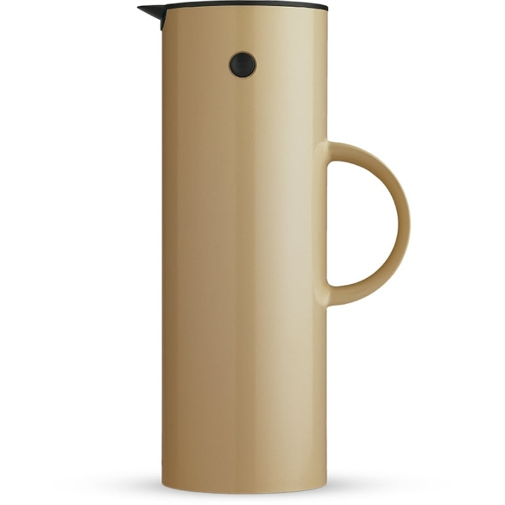 Stelton EM77 Imurikannu 1 L (Lämmin hiekka) ryhmässä URHEILU, VAPAA-AIKA JA HARRASTUS / Ulkoilu / Termos- ja vesipullot @ TP E-commerce Nordic AB (D22521)