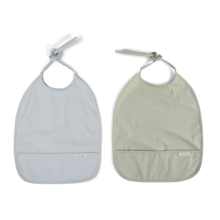 Filibabba Lappu solmioilla 2-pack - Pearl Blue + Desert Sage - 6-36 m ryhmässä LELUT, TUOTTEET LAPSILLE JA VAUVOILLE / Syö ja juo / Ruokalaput @ TP E-commerce Nordic AB (D24268)