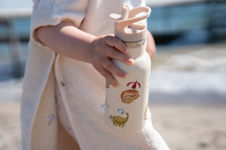 Filibabba Ruostumattomasta teräksestä valmistettu vesipullo - Dino Beach - Beige - 6-60 m (FI-03589) ryhmässä LELUT, TUOTTEET LAPSILLE JA VAUVOILLE / Syö ja juo / Tuttipullot & Tarvikkeet @ TP E-commerce Nordic AB (D24298)