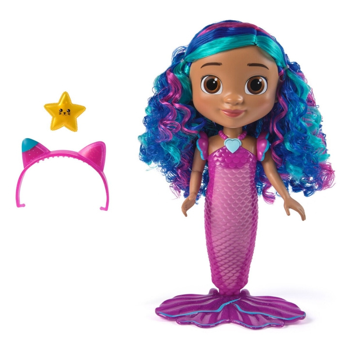 Gabby\'s Dollhouse Gabby\'s Movie Sing & Shine Mermaid Gabby-nukke 36cm (6074338) ryhmässä LELUT, TUOTTEET LAPSILLE JA VAUVOILLE / Leikkikalut, Askartelu &Pelit / Figuurit, miniatyyrit ja tarvikkeet @ TP E-commerce Nordic AB (D27769)