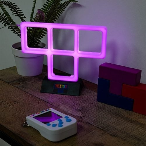 Tetris Violetti Neonvalo - Violetti - 21cm x 14cm ryhmässä LELUT, TUOTTEET LAPSILLE JA VAUVOILLE / Lastenhuone / Valaistus / Pöytälamput @ TP E-commerce Nordic AB (D30192)
