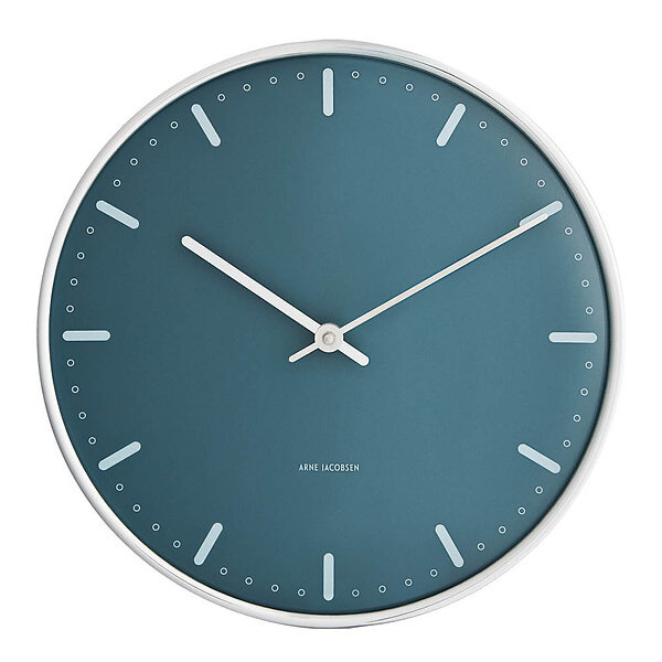 Arne Jacobsen Clocks Arne Jacobsen – City Hall -seinäkello – Ø21 cm – sininen ryhmässä KOTI, TALOUS JA PUUTARHA / Kellot ja laskimet / Seinäkellot @ TP E-commerce Nordic AB (D42391)
