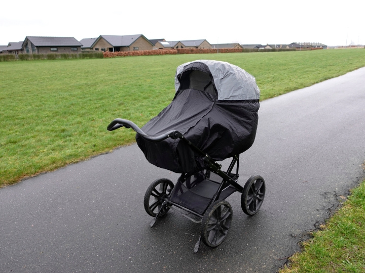 BabyDan Super Safe -sadesuoja – musta – 100 cm ryhmässä LELUT, TUOTTEET LAPSILLE JA VAUVOILLE / Lastenvaunut & Tarvikkeet @ TP E-commerce Nordic AB (D42457)