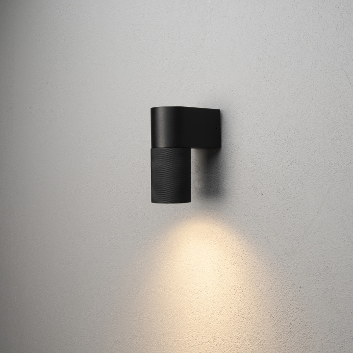 Konstsmide Vägglampa Temi ner GU10 svart Konstsmide ryhmässä KODINELEKTRONIIKKA / Valaistus / Seinälamput @ TP E-commerce Nordic AB (D46009)