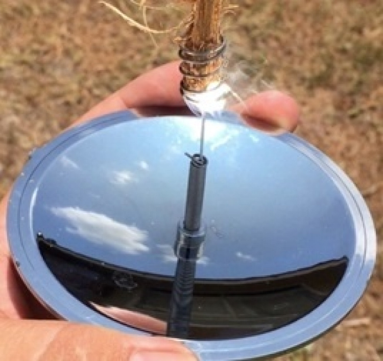 Alumiinisytytin, joka saa virtansa auringonvalosta Alumiinisytytin, joka saa virtansa auringonvalosta