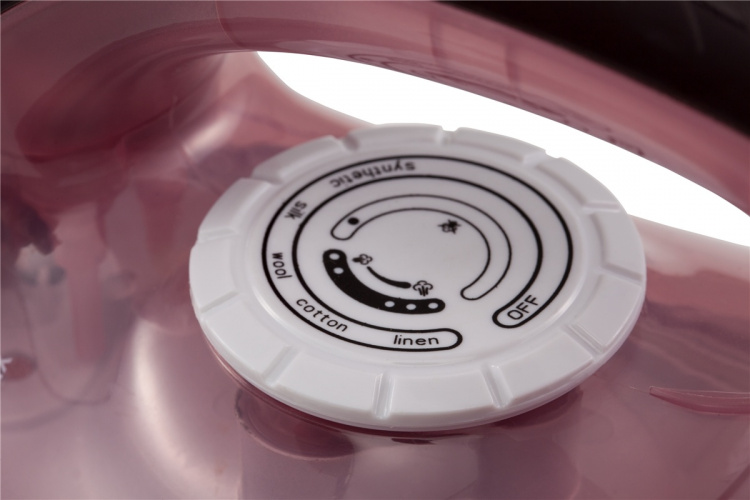 Mesko vaaleanpunainen höyrysilitysrauta, 2600 W