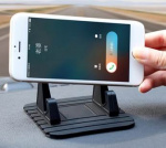 Silikonimatto, joka pitää älypuhelimen paikallaan