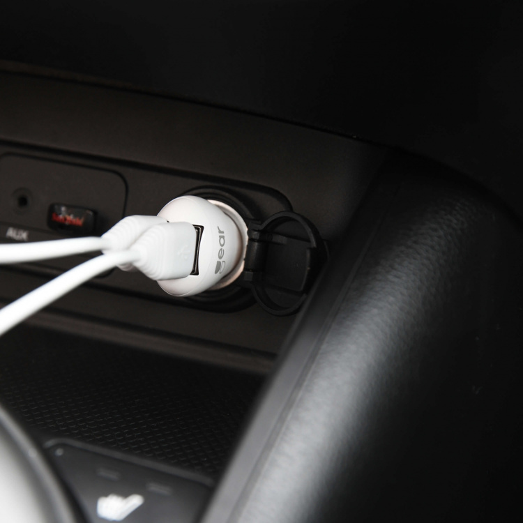 Gear Laturi 12-24V 2xUSB 2,4A Valk. MicroUSB Johto Pyöreä 1m