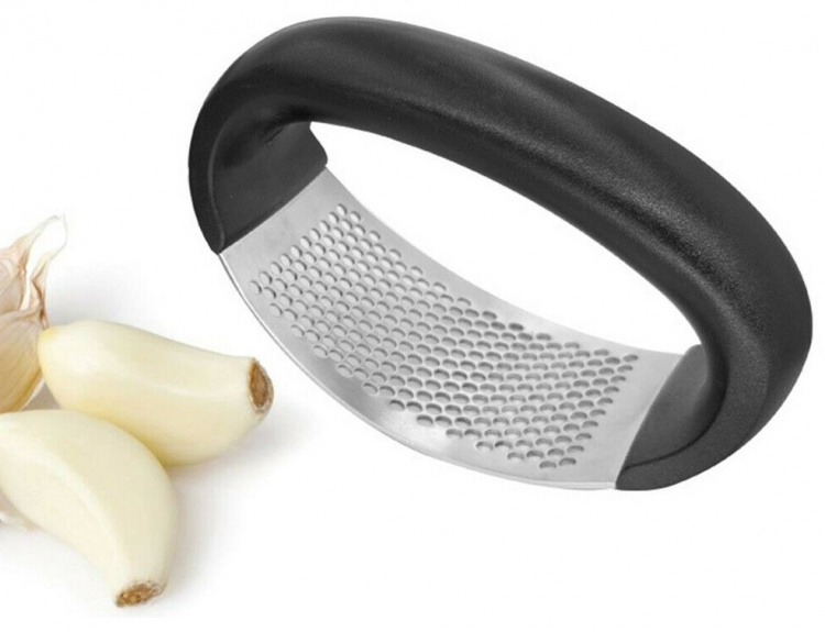 Valkosipulipuristin kädensijalla Valkosipulipuristin kädensijalla