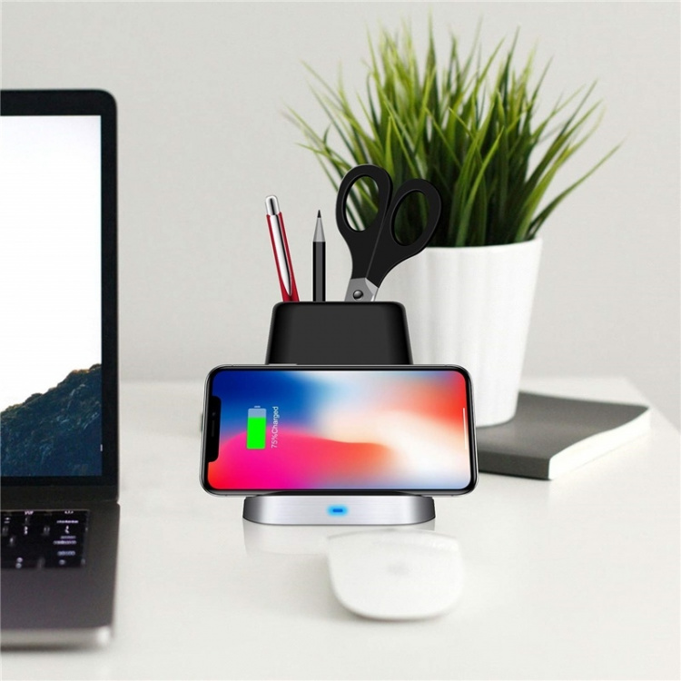 Tilaa säästävä kynäteline, jossa on langaton Qi-latausjärjestelmä