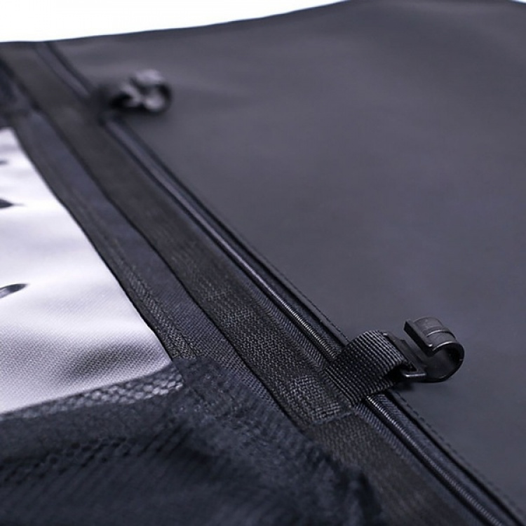 Potkunsuojus säilytyslokerolla, ripustuskoukku autoon, musta Potkunsuojus säilytyslokerolla, ripustuskoukku autoon, musta