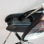 Kiinnike aurinkolaseille autoon, musta