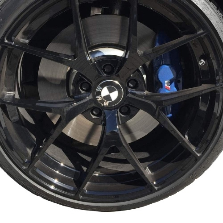 BMW keskisuojus, musta/valkoinen BMW keskisuojus, musta/valkoinen