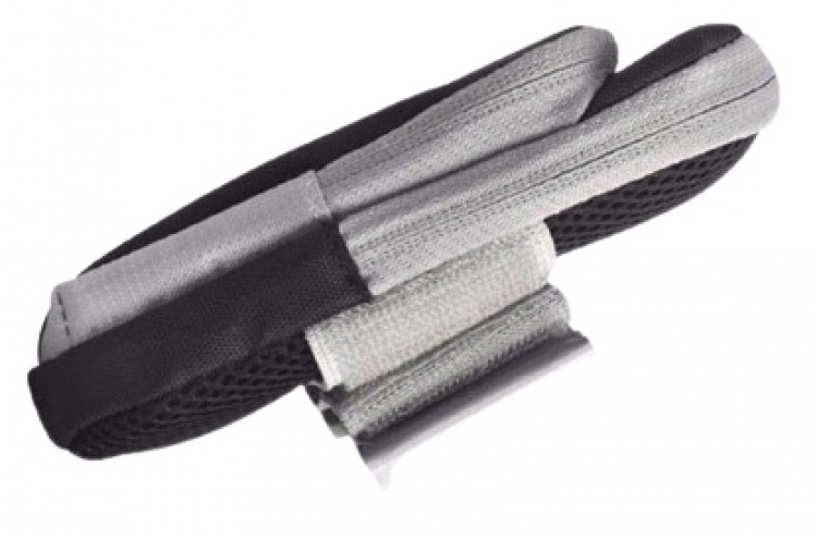 Tilava käsilaukku kuulokeliitännällä, musta Tilava käsilaukku kuulokeliitännällä, musta