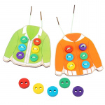Wooden buttons on a jumper - kehityspeli pikkulapsille Wooden buttons on a jumper - kehityspeli pikkulapsille
