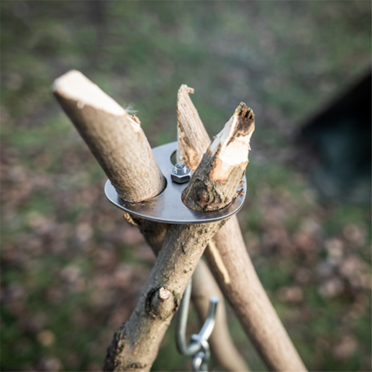 Kolmijalan pidike koukulla