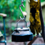 Kolmijalan pidike koukulla