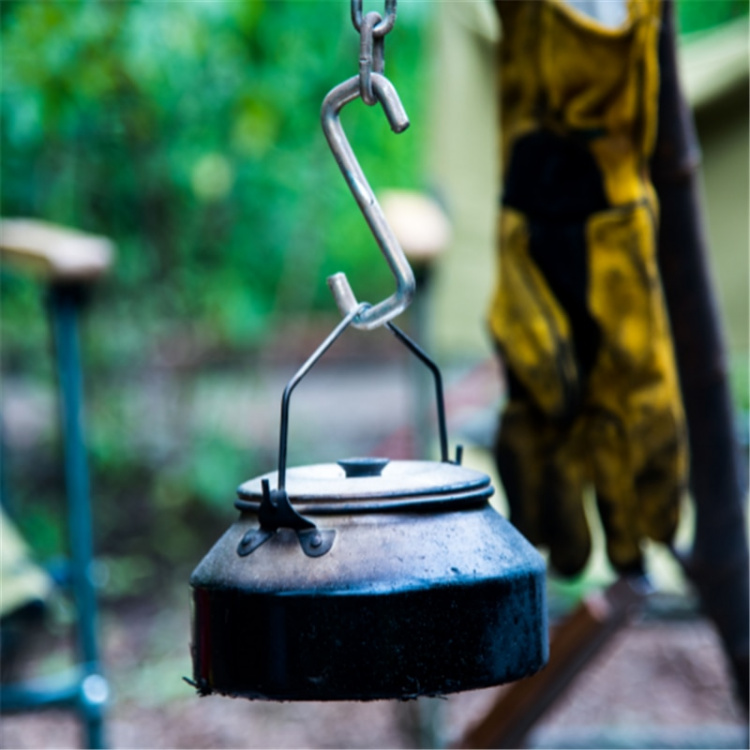 Kolmijalan pidike koukulla