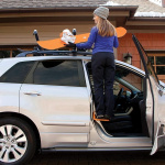 Älykäs jalkatuki autoosi