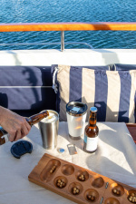 Orrefors Jernverk Tyhjiöeristetty muki pullonavaajalla, valkoinen Orrefors Jernverk Tyhjiöeristetty muki pullonavaajalla, valkoinen