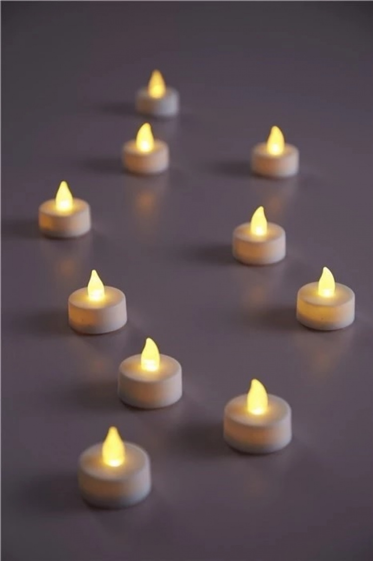 DAY Paristokäyttöiset LED-kynttilät realistisella liekillä, 24kpl  DAY Paristokäyttöiset LED-kynttilät realistisella liekillä, 24kpl