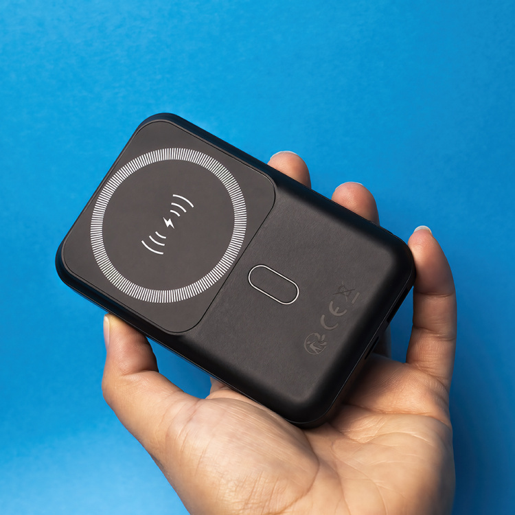 Forever MATB-100 Powerbank langattomalla latauksella, PD QC 22.5W 10000 mAh, musta