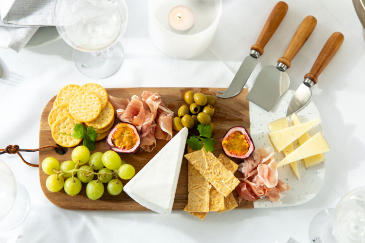 Orrefors Jernverk Juustotarjotin kolmella veitsellä