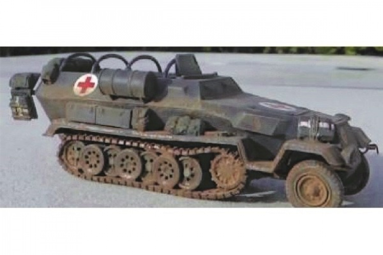 Italeri 1:72 Sd.Kfz. 251/8 ambulanssi