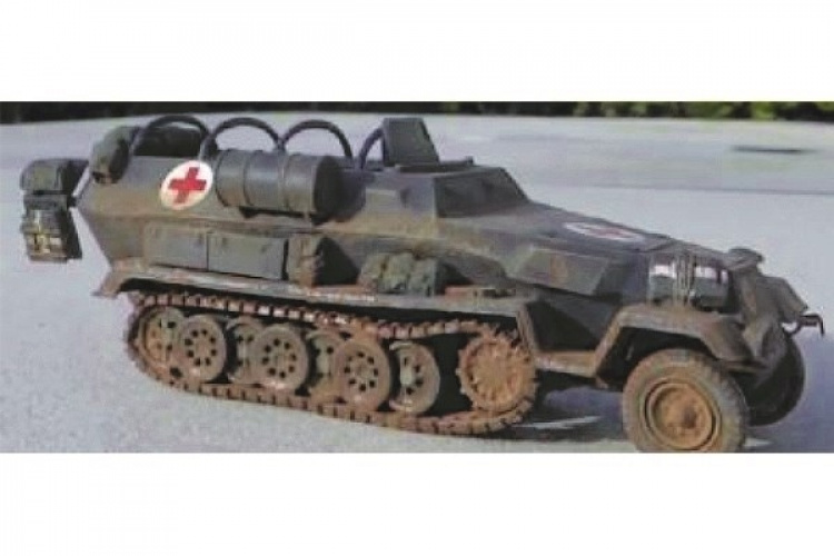 Italeri 1:72 Sd.Kfz. 251/8 ambulanssi