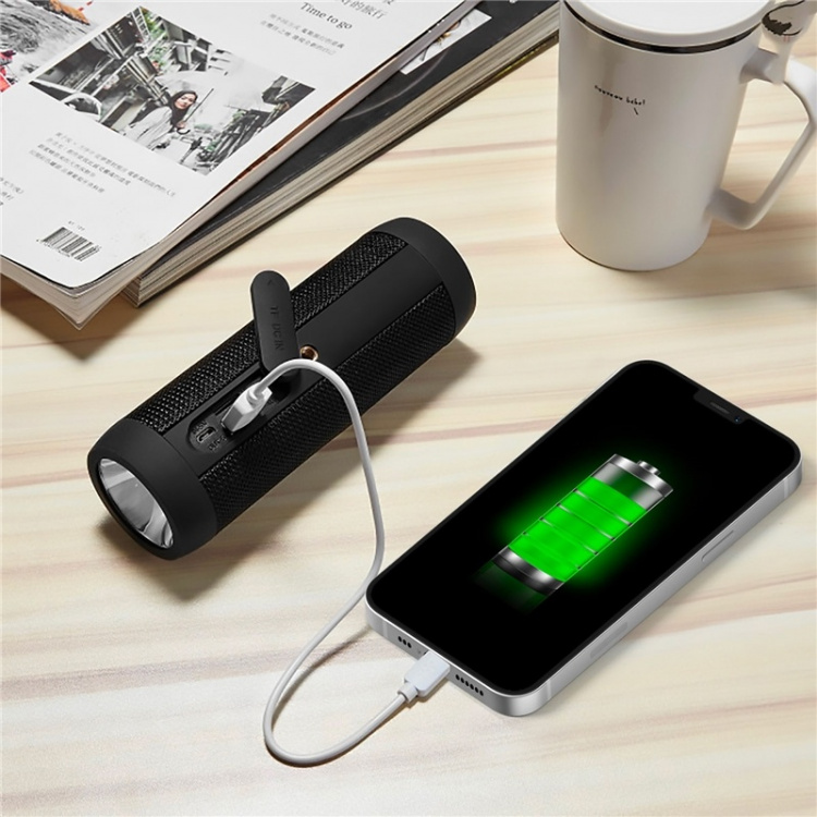 Celly Lamppu/kaiutin/virtapankki pyörää/skootteria varten Celly Lamppu/kaiutin/virtapankki pyörää/skootteria varten