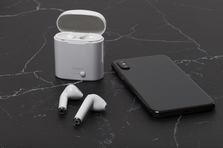 STREETZ täyslangattomat nappikuulokkeet, stereo, latausalusta, valk.