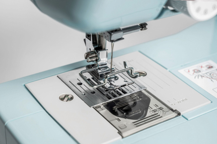 Brother LM14 Limited Edition -ompelukone sis. 10 kelaa ja sormisuojaa, Mint  Brother LM14 Limited Edition -ompelukone sis. 10 kelaa ja sormisuojaa, Mint