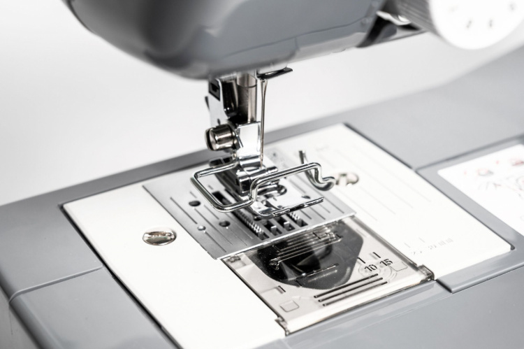 Brother LB14 Limited Edition ompelukone sis. 10 kelaa ja sormisuoja, musta Brother LB14 Limited Edition ompelukone sis. 10 kelaa ja sormisuoja, musta