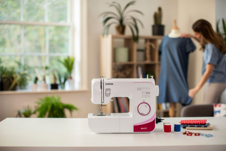 Brother RL417 ompelukone yksinkertaisiin ompeluprojekteihin, sis. Overlock-ompeleita Brother RL417 ompelukone yksinkertaisiin ompeluprojekteihin, sis. Overlock-ompeleita